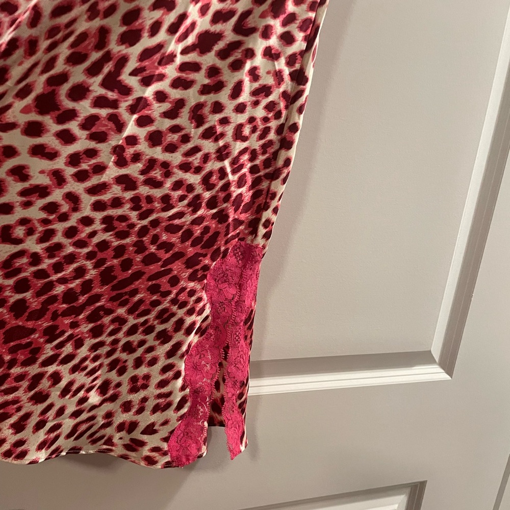 Bed of Roses Fuchsia Animal Print, Wine,Pink & Ivory Gown w/pink trim side split - Picture 5 of 9